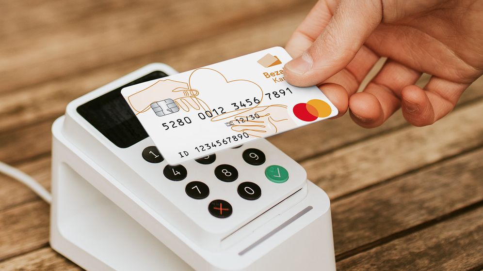 Eine Person zahlt mit einer Bezahlkarte an einem Terminal | Bild:dpa-Bildfunk/PayCenter GmbH