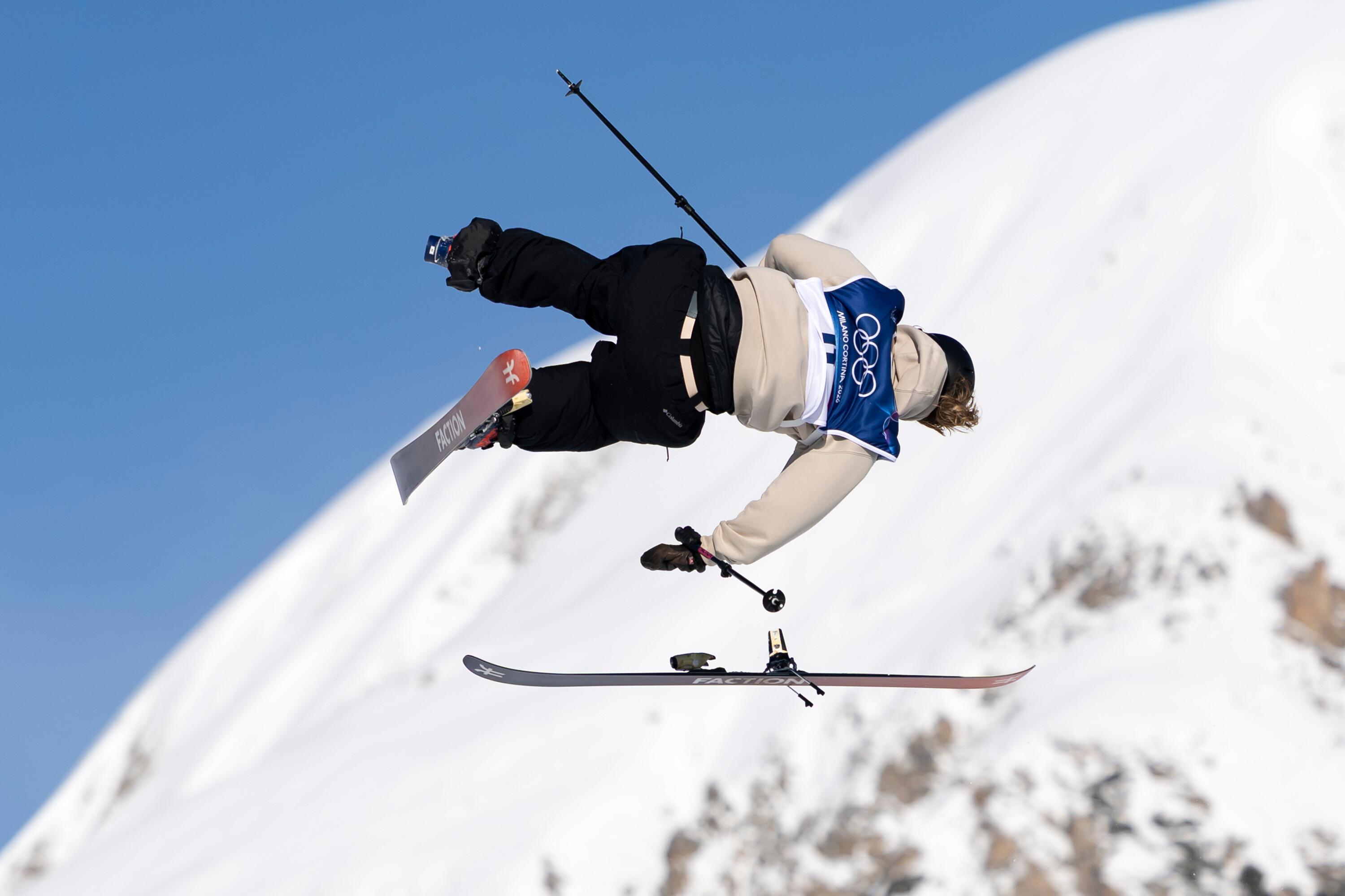 Sarah Höfflin (SUI) verliert ihren Ski in der Luft