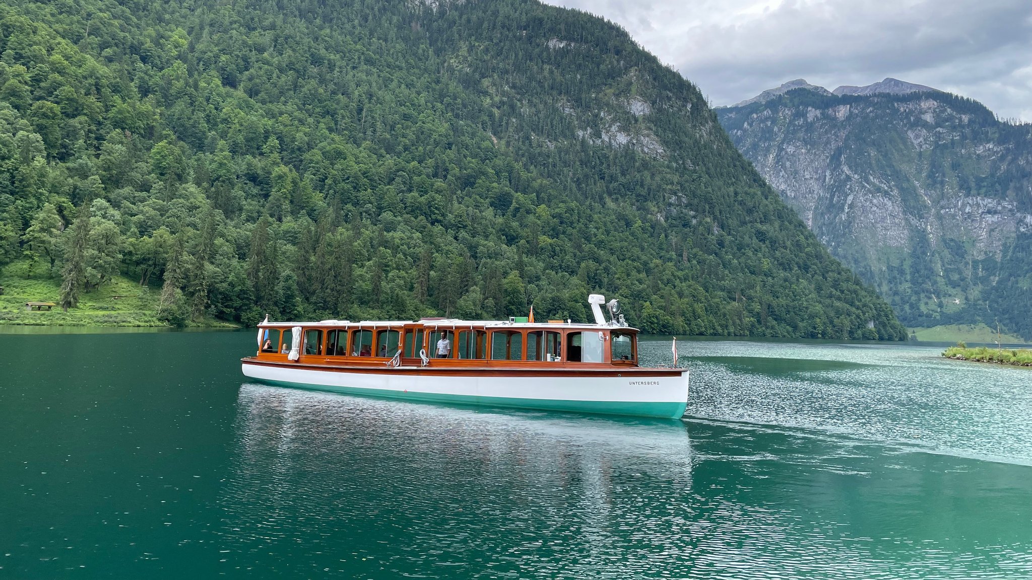 Zu sehen ist ein Schiff auf dem Königssee. 