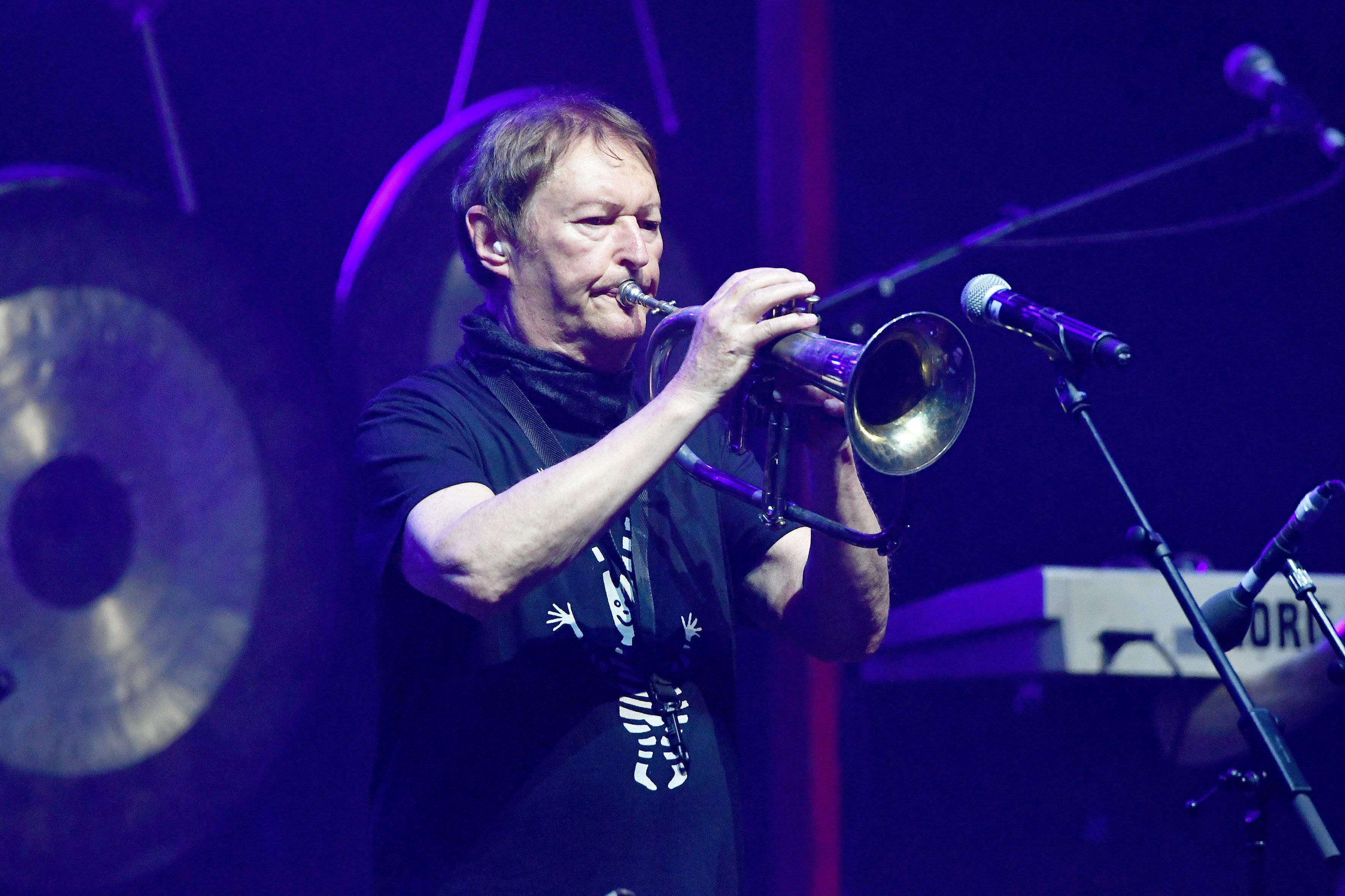 Haindling live auf der Bühne beim Münchner Tollwood-Festival 2022. 