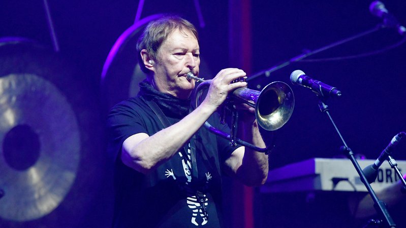 Haindling live auf der Bühne beim Münchner Tollwood-Festival 2022. | Bild: picture alliance/Jens Niering Haindling live auf der Bühne beim Münchner Tollwood-Festival 2022.