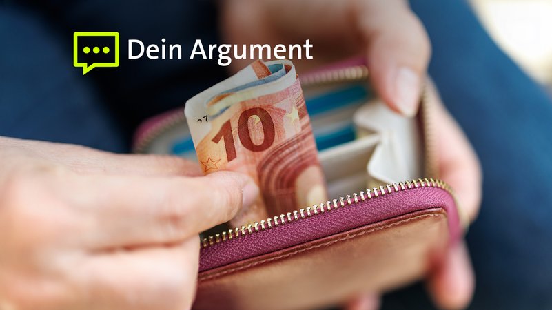 Eine Person steckt Geldscheine in ihr Portemonnaie. | Bild: picture alliance / dpa/Matthias Balk Eine Person steckt Geldscheine in ihr Portemonnaie.