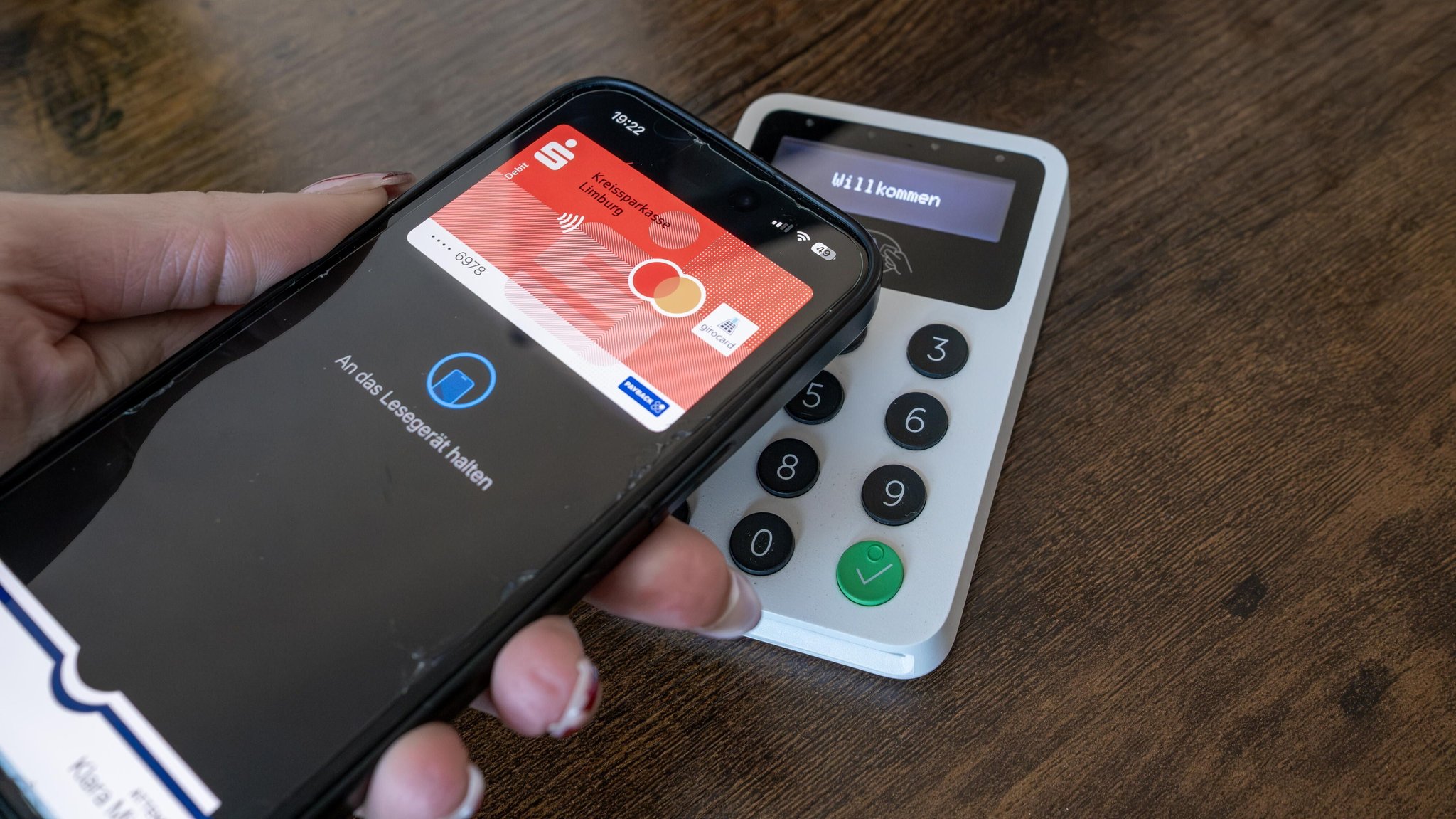 Symbolfoto: Digitale Girocard in einem Handy.
