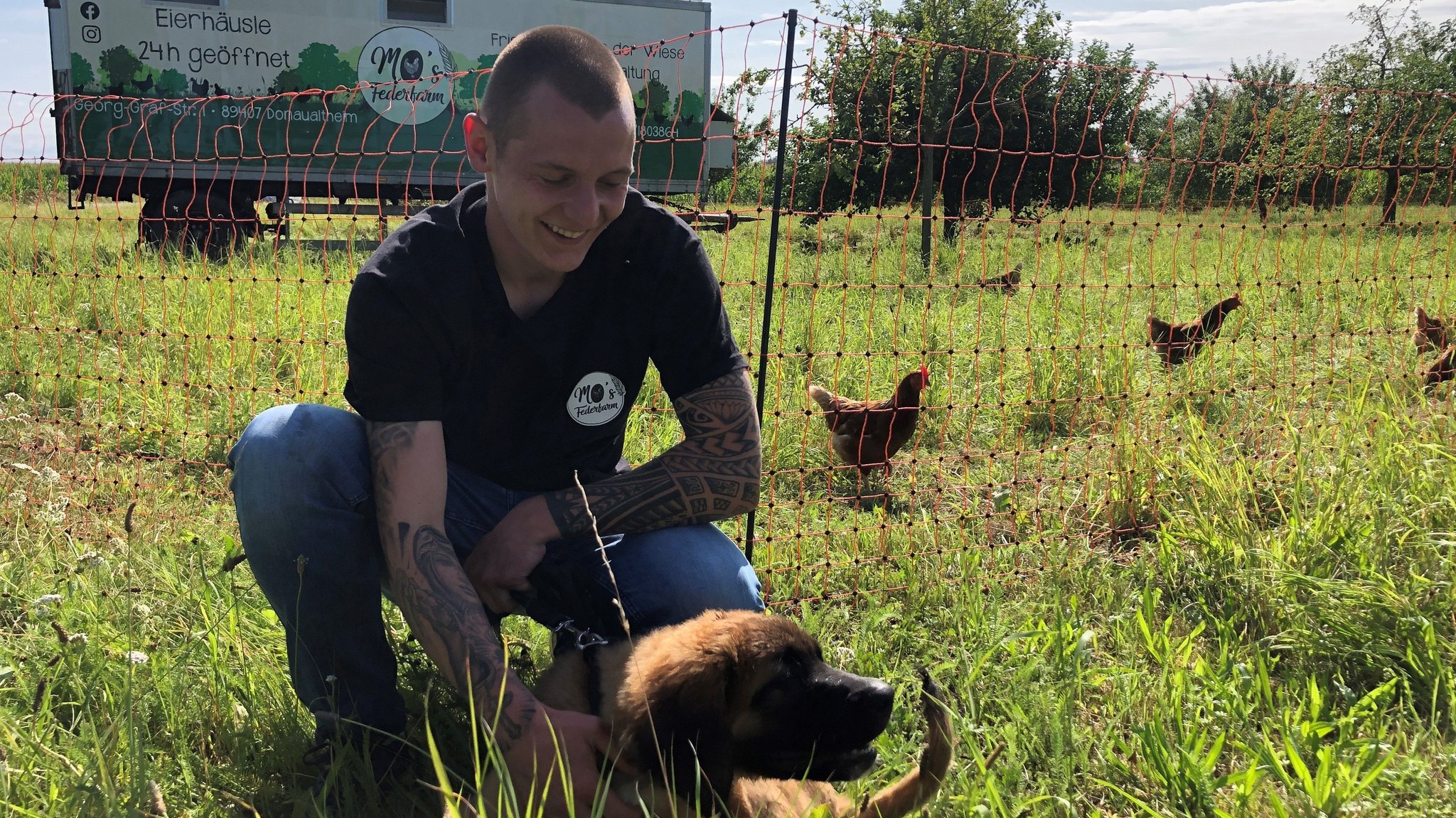 Moritz Kosteletzky mit seinem Leonberger-Welpen Cuba vor seinem ersten mobilen Hühnerstall.