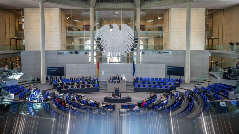 Anhand einer Wahlrechtsreform soll der Bundestag kleiner werden | Bild:dpa-Bildfunk/Michael Kappeler