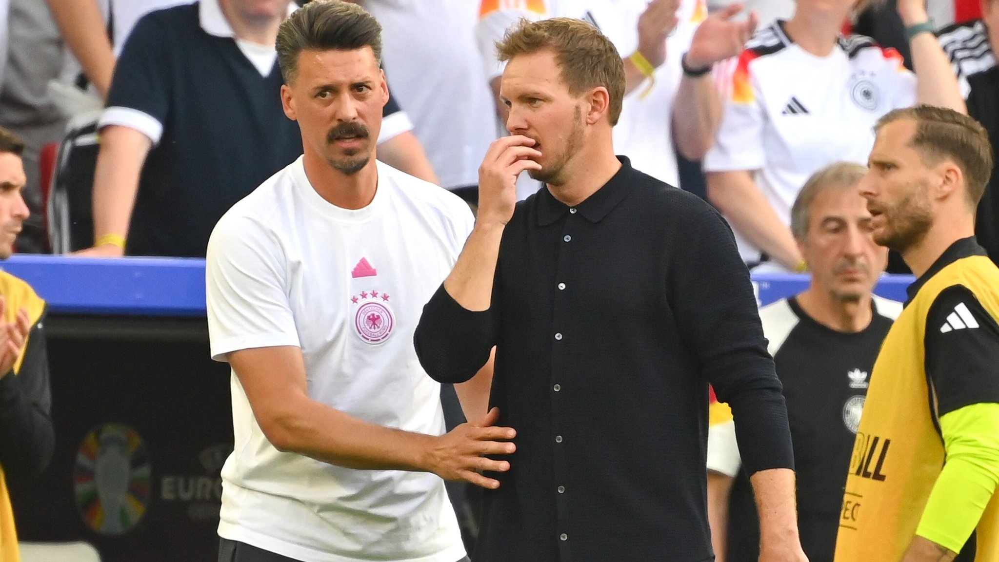 Sandro Wagner (l.) mit Bundestrainer Julian Nagelsmann