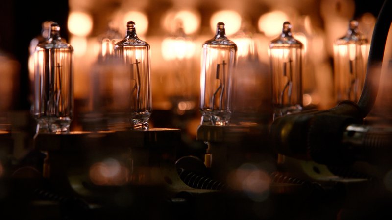 Die gesamte deutsche Wirtschaft steckt in der Krise. Bei einem Treffen im Kanzleramt versuchte Bundeskanzler Scholz mit Unternehmern, Gewerkschaften und Wirtschaftsverbänden erneut auszuloten, welche Maßnahmen zum Gegensteuern geeignet sein könnten. | Bild: Bayerischer Rundfunk 2024 Die gesamte deutsche Wirtschaft steckt in der Krise. Bei einem Treffen im Kanzleramt versuchte Bundeskanzler Scholz mit Unternehmern, Gewerkschaften und Wirtschaftsverbänden erneut auszuloten, welche Maßnahmen zum Gegensteuern geeignet sein könnten.