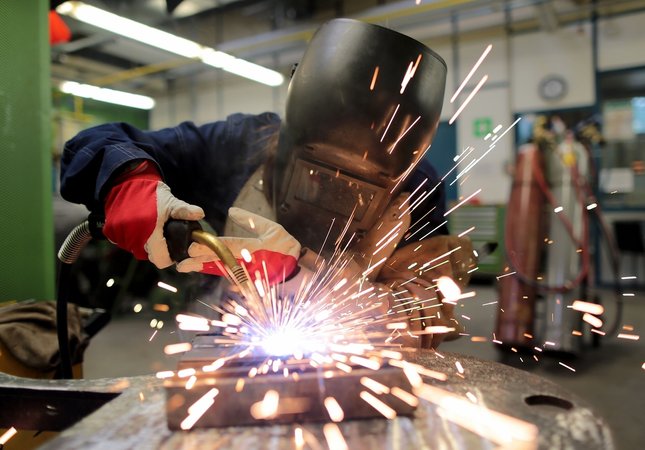 Schweißer-Azubi | Bild: dpa Schweißer-Azubi