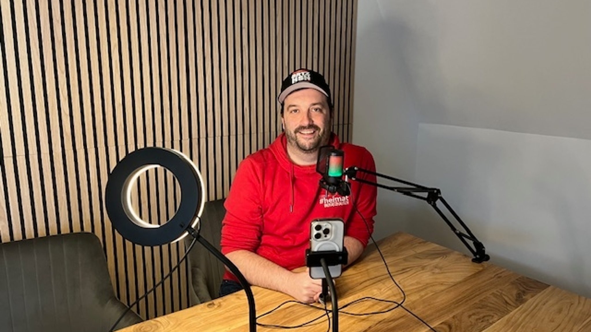 Im Aufnahme-Studio: Der Beratzhausener "TikTok-Bürgermeister" Matthias Beer.