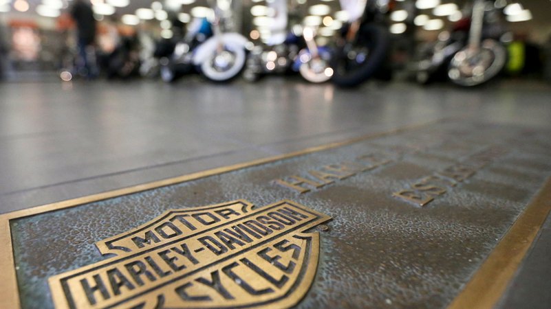 ARCHIV - 26.04.2017, USA, Glenshaw: Motorräder stehen in Reihen und ein bronzenes Emblem des Motorrad-Herstellers Harley-Davidson ist auf dem Boden eines Ausstellungsraums eines Harley-Davidson-Händlers angebracht. Der US-Motorradbauer Harley-Davidson will rechtlich gegen höhere EU-Zölle vorgehen. | Bild: dpa-Bildfunk/Keith Srakocic ARCHIV - 26.04.2017, USA, Glenshaw: Motorräder stehen in Reihen und ein bronzenes Emblem des Motorrad-Herstellers Harley-Davidson ist auf dem Boden eines Ausstellungsraums eines Harley-Davidson-Händlers angebracht. Der US-Motorradbauer Harley-Davidson will rechtlich gegen höhere EU-Zölle vorgehen.