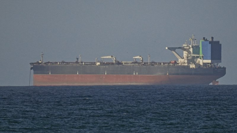Frachtschiff in der Straße von Hormus | Bild: picture alliance / Anadolu | Shadi J. H. Alassar Frachtschiff in der Straße von Hormus