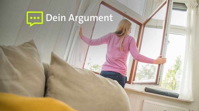 Eine Frau öffnet ein Fenster, um zu lüften. (Symbolbild) | Bild: picture alliance / dpa-tmn | Christin Klose Eine Frau öffnet ein Fenster, um zu lüften. (Symbolbild)