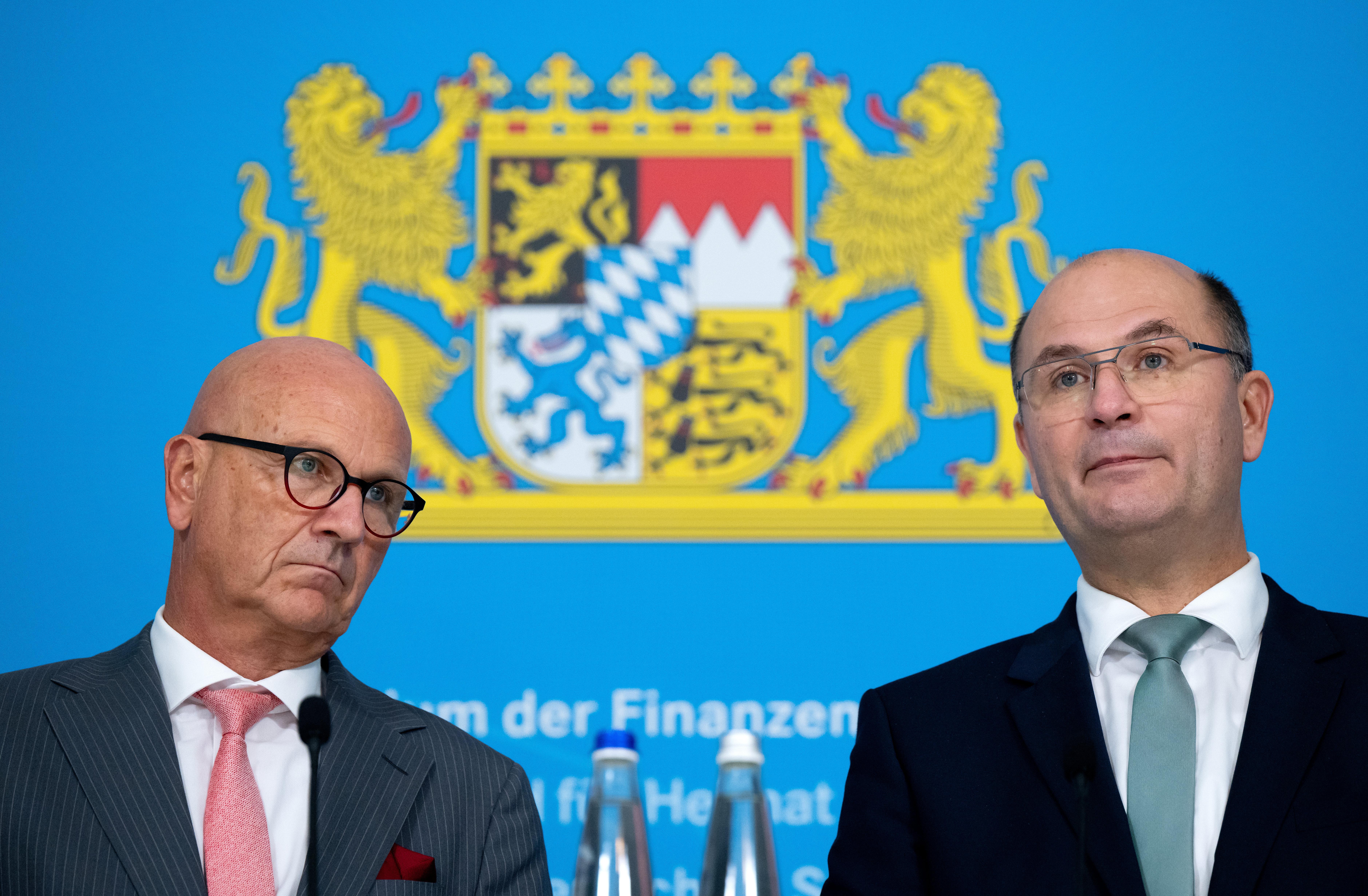 Uwe Brandl (l), Präsident des Bayerischen Gemeindetags, und Albert Füracker (CSU), Finanzminister von Bayern