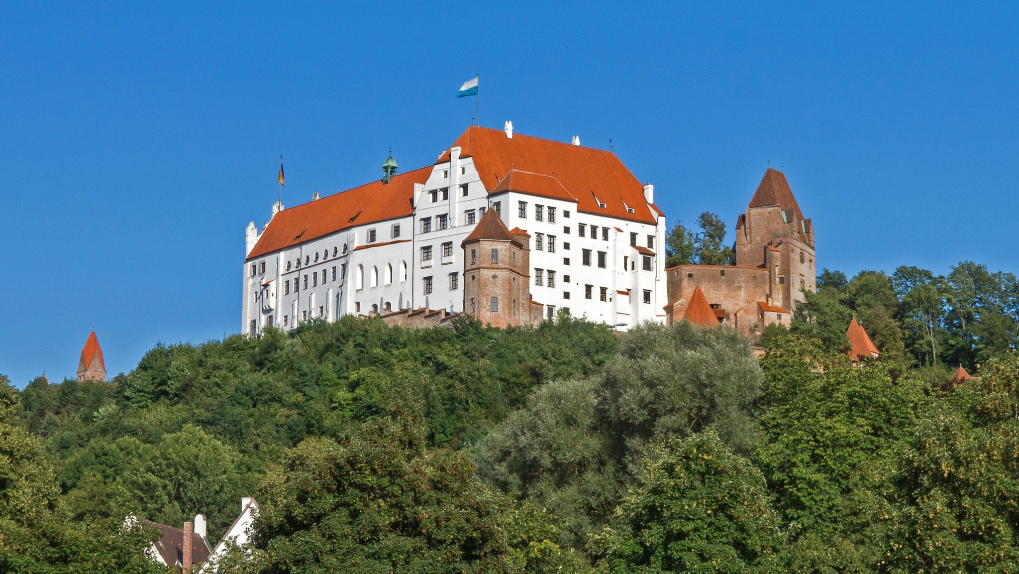 Unbekannte klettern auf Burg Trausnitz und klauen Bayernfahne