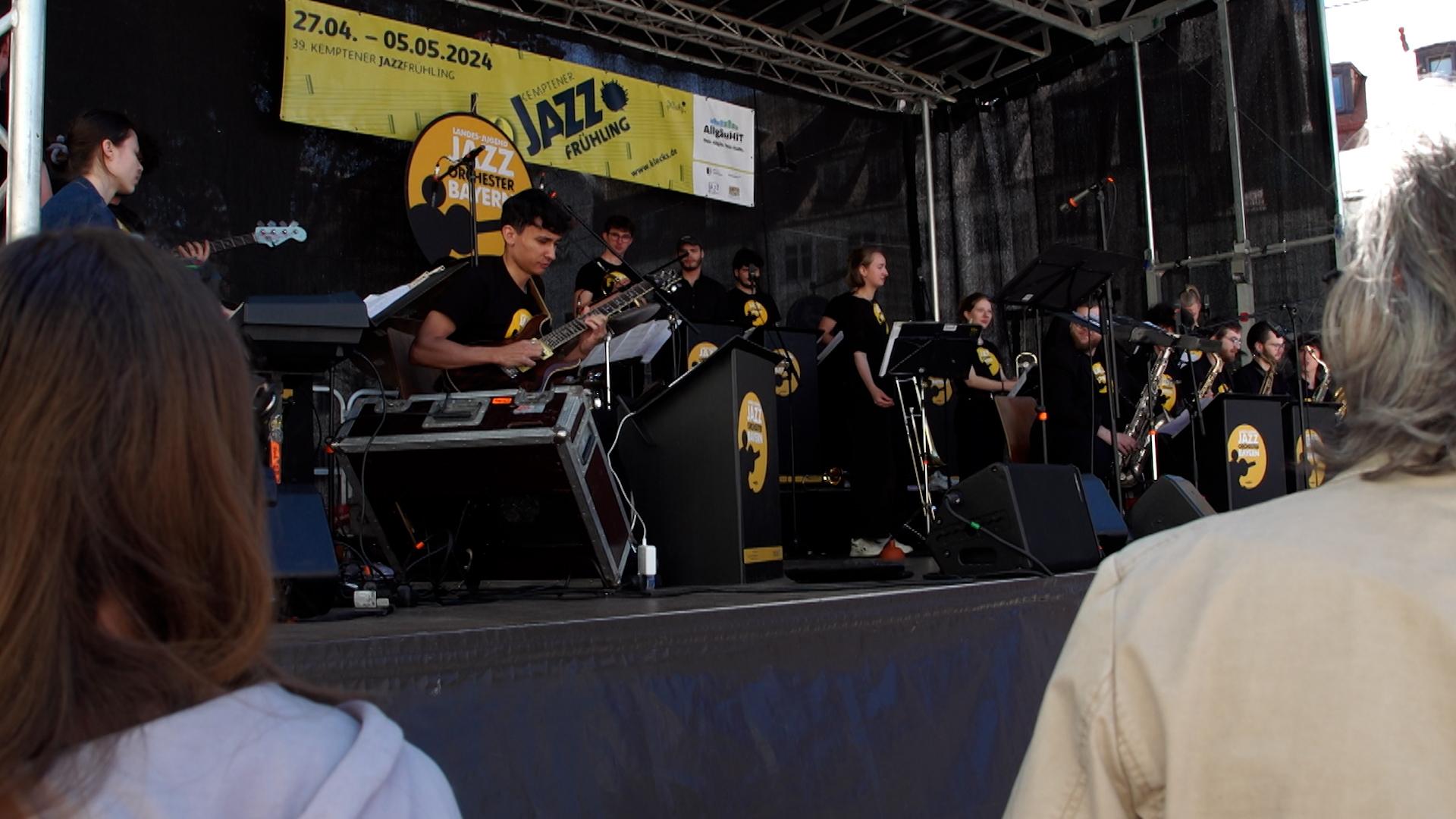 Jazzmusiker auf einer Bühne.