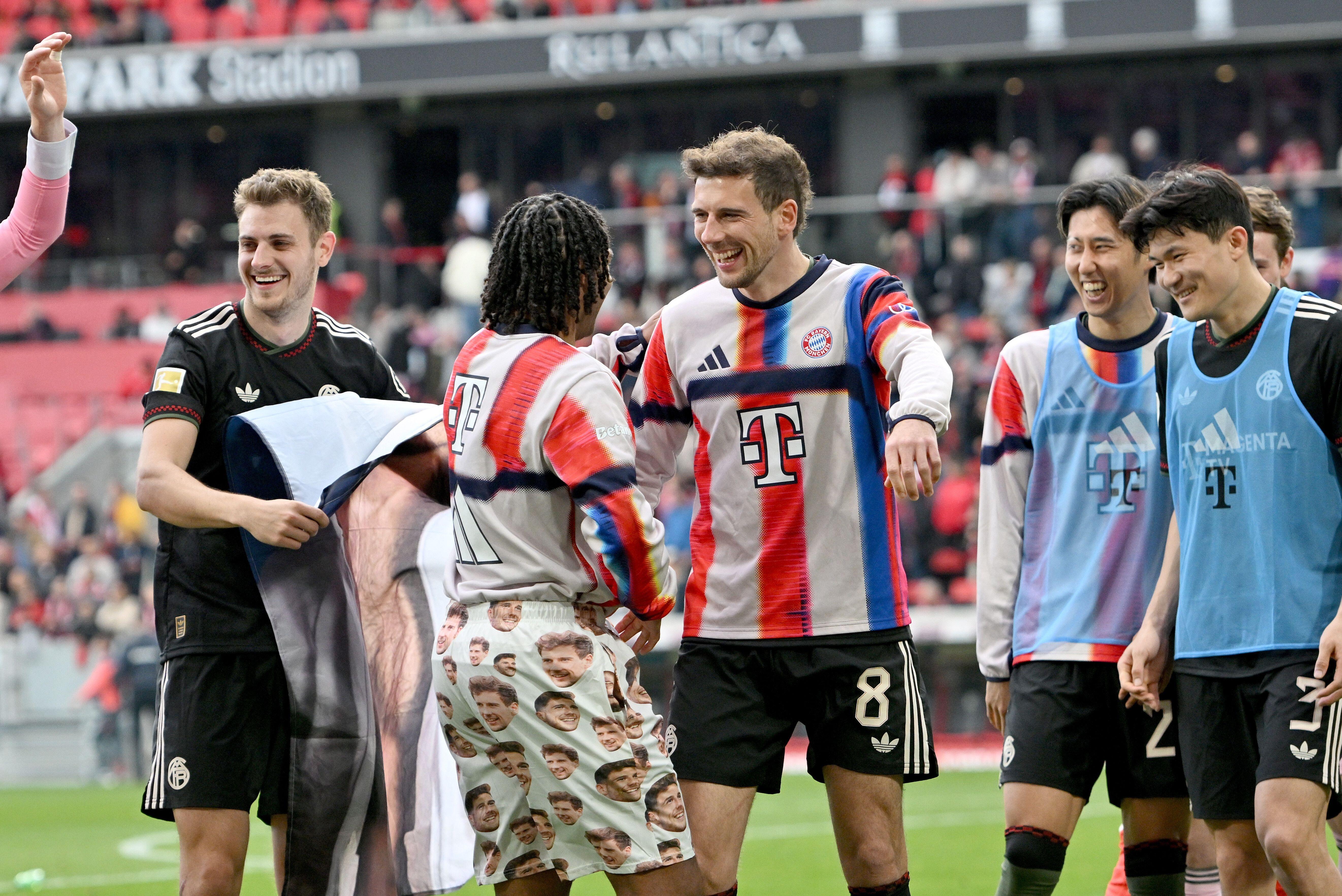 Eine Hose und viele Fragen: Serge Gnabry (Mitte sorgt für Verwunderung) | Bild:picture-alliance / dpa