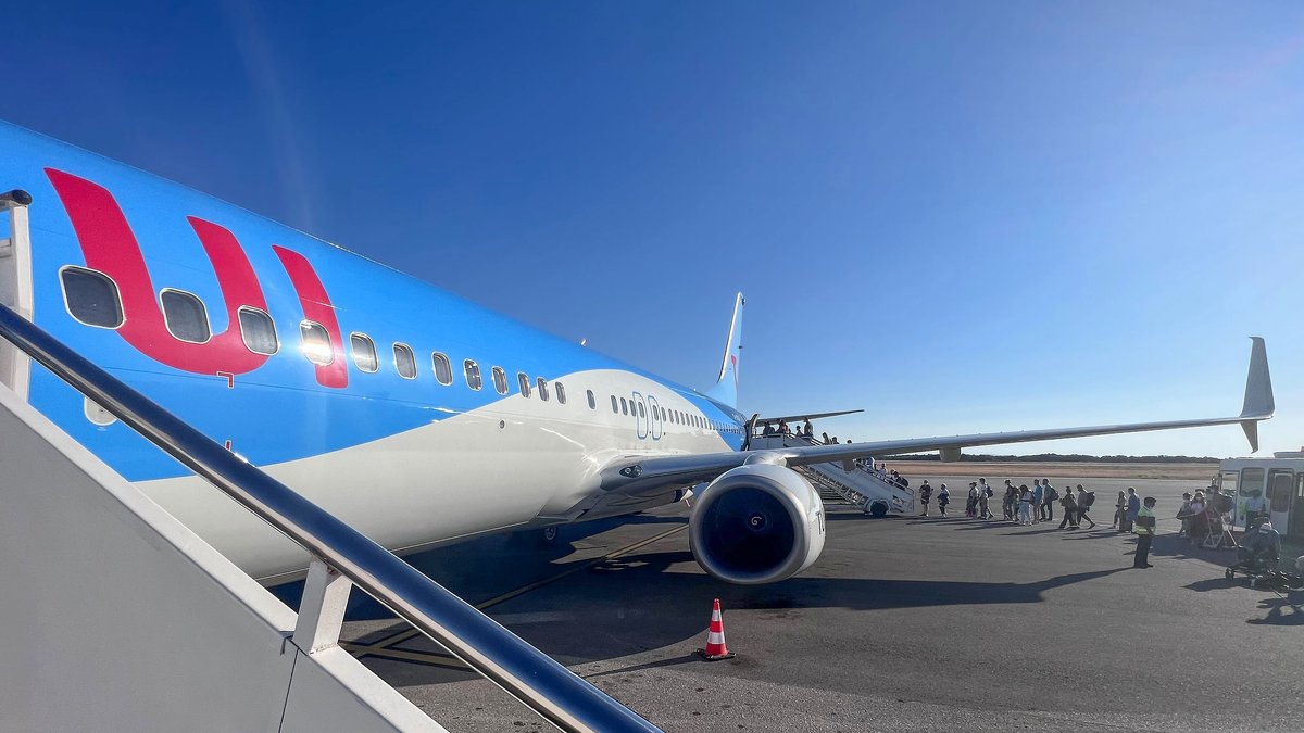 ARCHIV: TUI-Flieger am Flughafen beim Betreten von Passagieren - Griechenland, Kos 21.05.2022