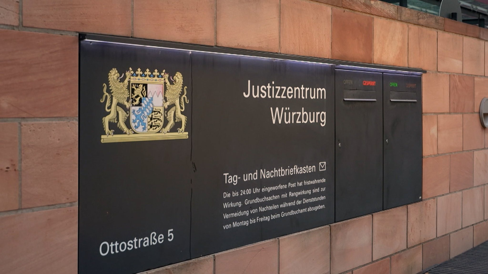 Die Aushängetafel am Gericht mit der Aufschrift "Justizzentrum Würzburg".