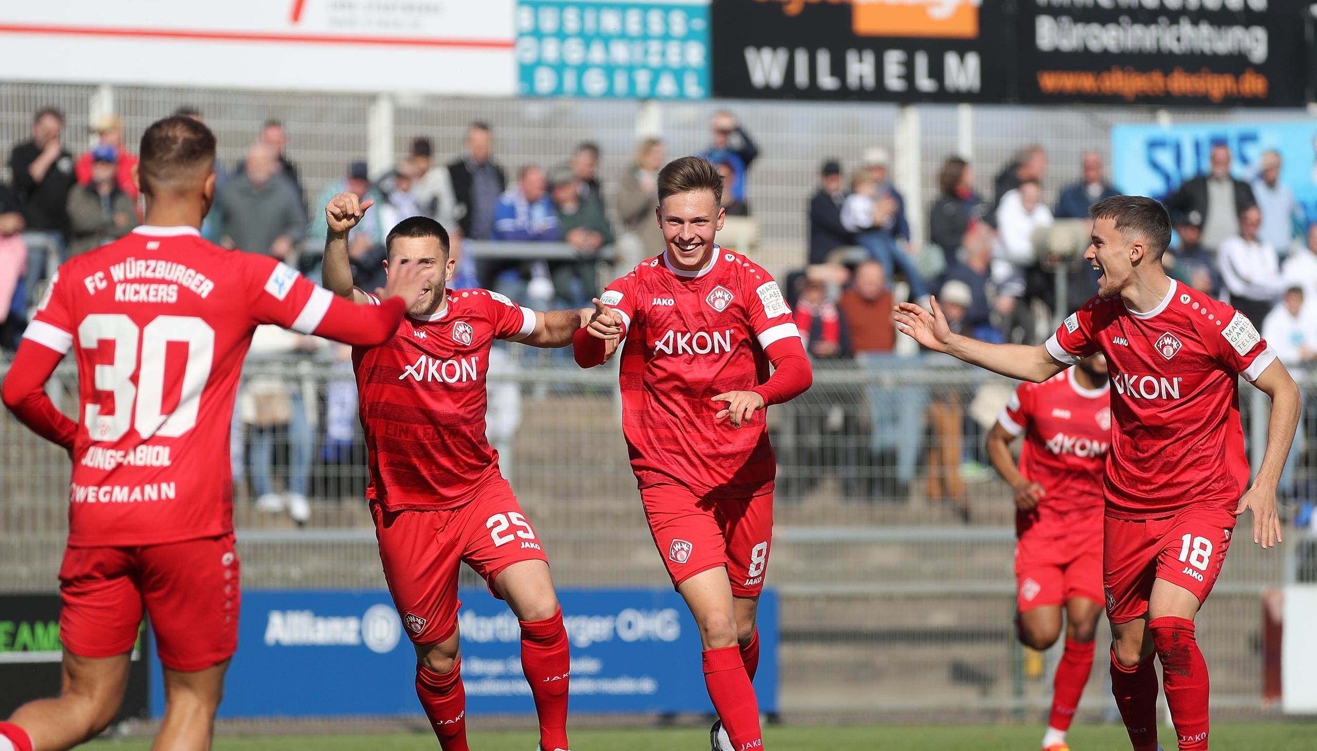 Die Spieler der Würzburger Kickers jubeln