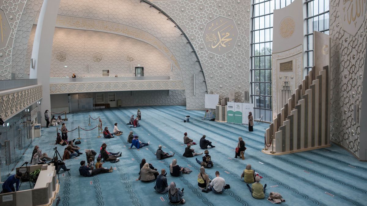 Interessierte Besucher sitzten am Tag der offenen Moschee in der Ditib-Zentralmoschee. Zum 25. Mal hatten Moscheen von rund tausend Moscheegemeinden in Deutschland wieder ihre Türen geöffnet.