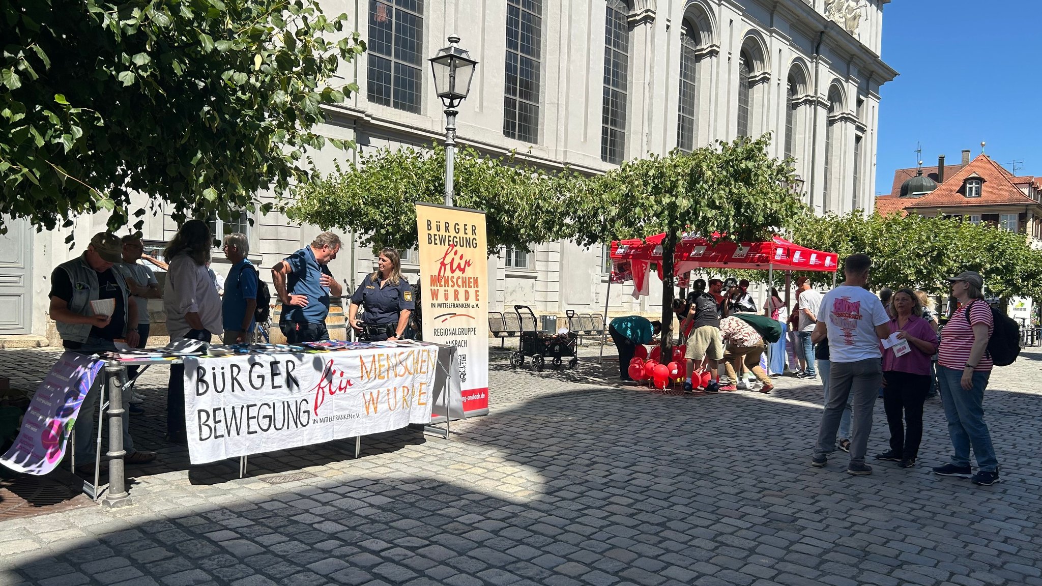 "Markt der Demokratie" zum zehnten Jahrestag des Bombenattentats.