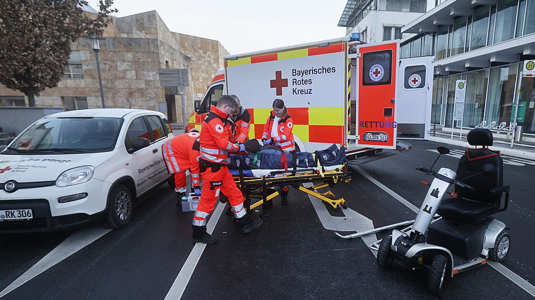 Autofahrer erfasst 96-Jährigen auf Krankenmobil: Sanitäter transportieren Verletzten ab | Bild: BRK Bad Reichenhall Autofahrer erfasst 96-Jährigen auf Krankenmobil: Sanitäter transportieren Verletzten ab