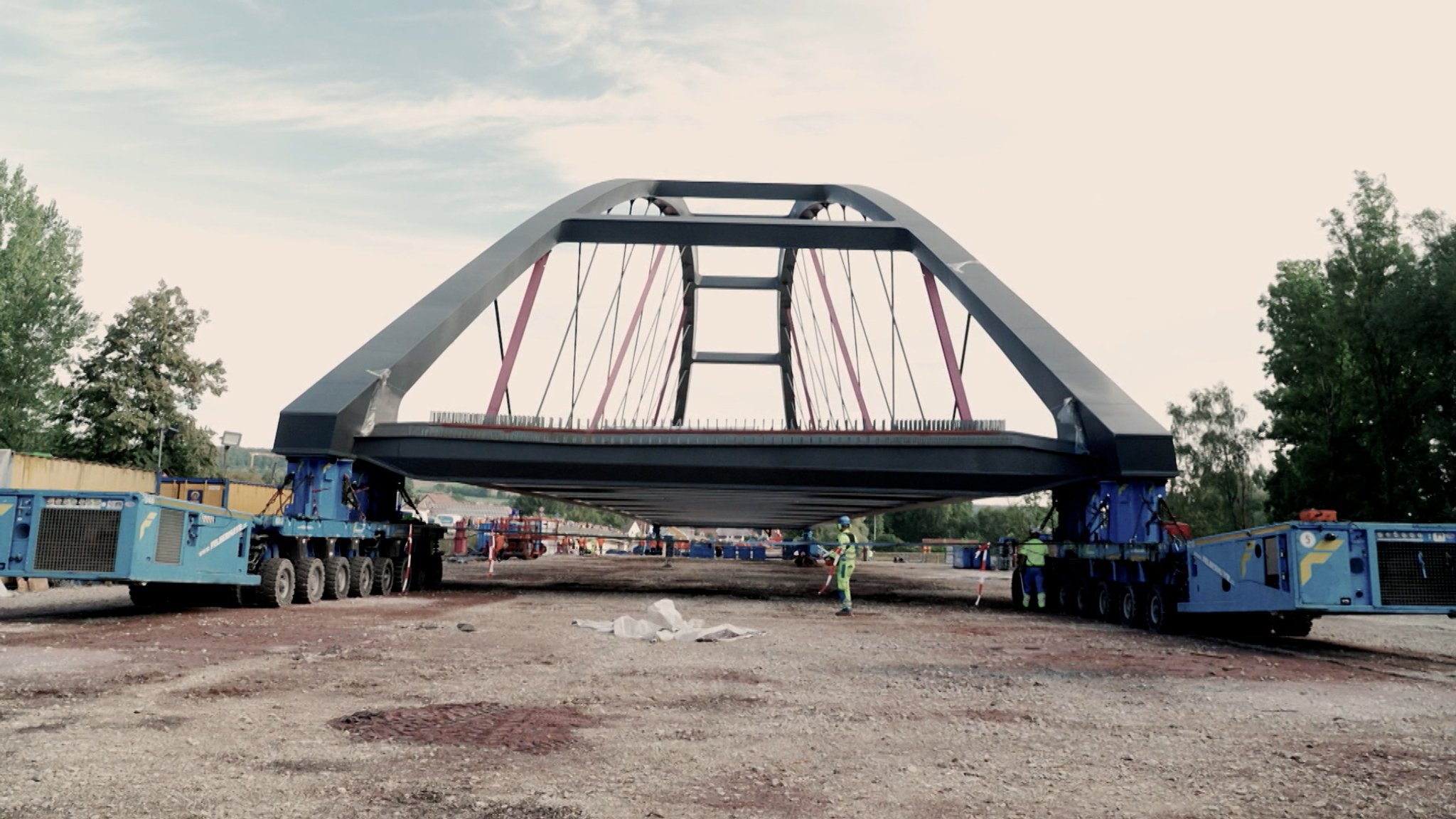Hunderte Schaulustige verfolgten das sogenannte Einschwimmen. Die alte Brücke stammt aus dem Jahr 1953. Sie wird nächstes Jahr abgerissen. Die neue Brücke wird dann in die Lücke geschoben. Das Projekt kostet rund 24 Millionen Euro.