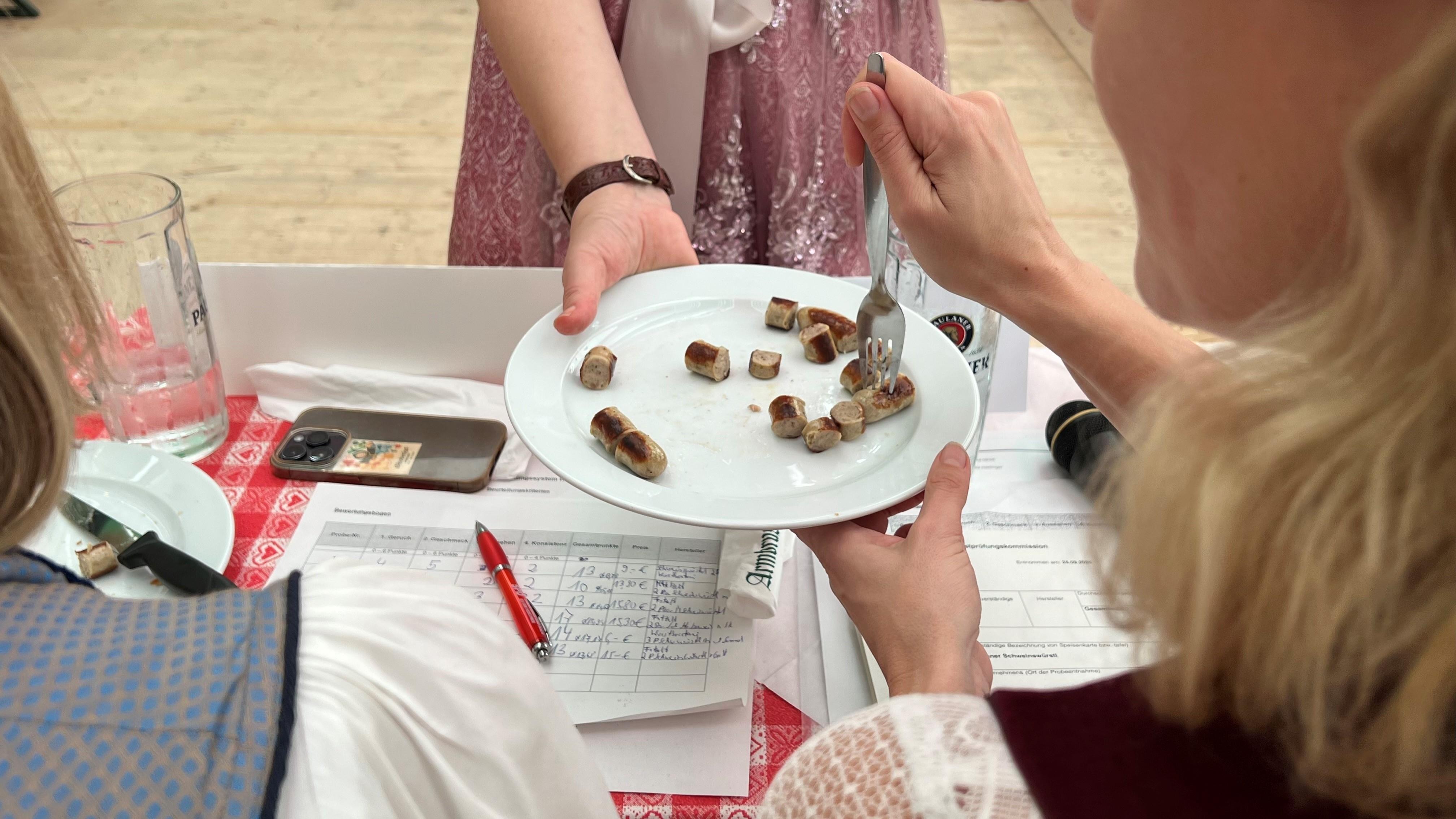 Zuerst wird gerochen, dann geschaut, und dann erst gekaut und geschmeckt: Die Wurstprüfungskommission bei der Arbeit.