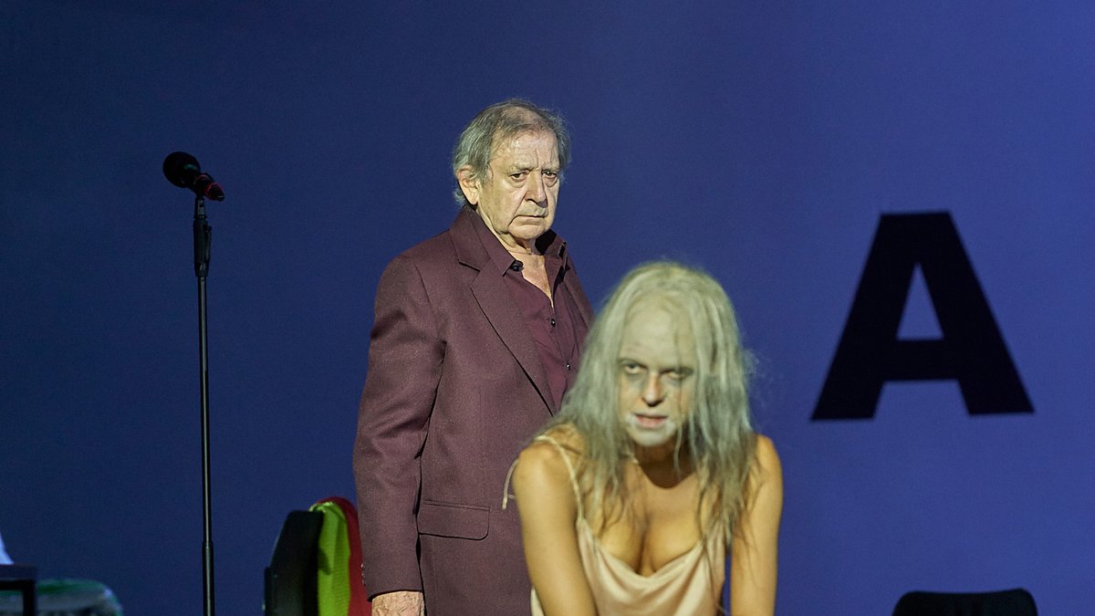 André Jung (hinten) und Katharina Bach in "Liebe (Amour)" bei den Salzburger Festspielen 