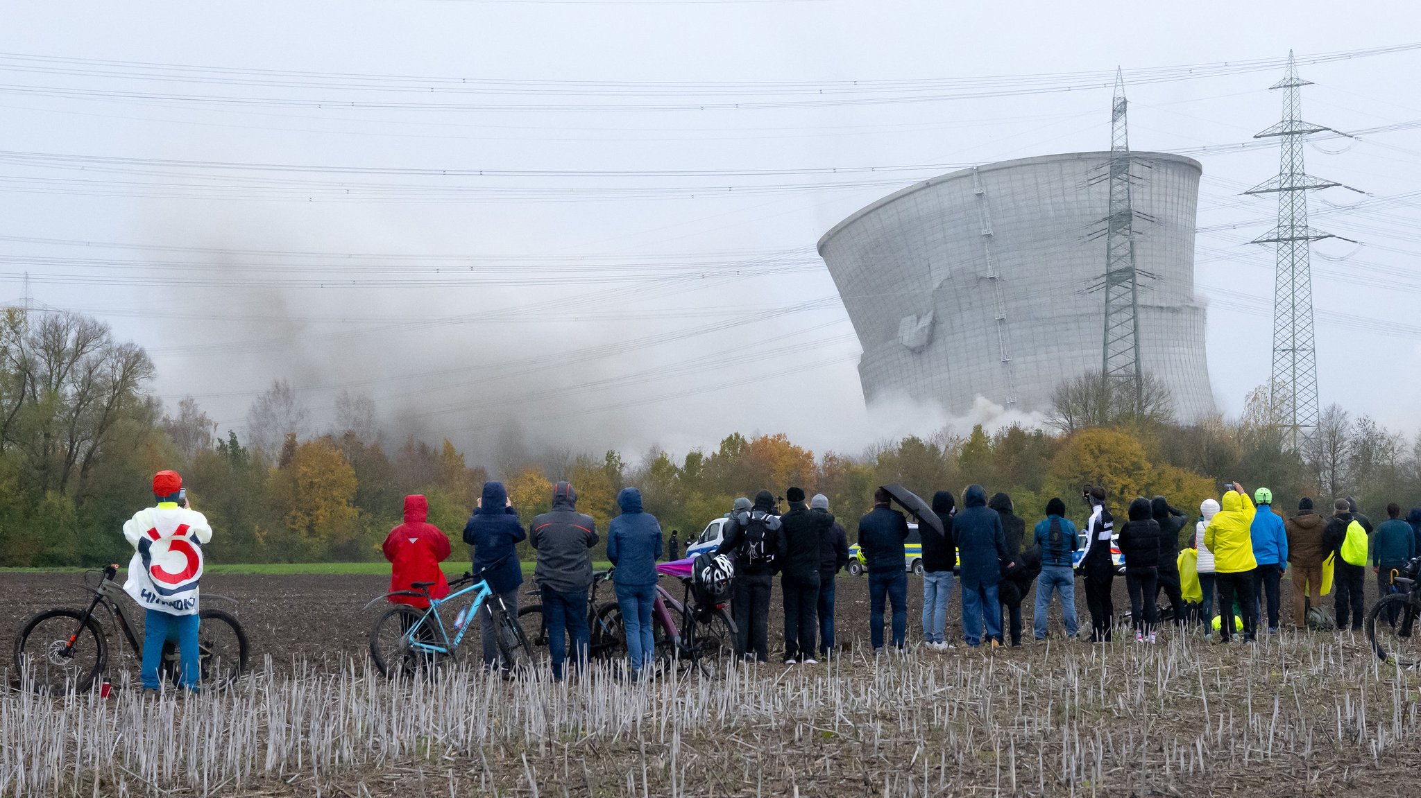 Ende eines Wahrzeichens: Kühltürme in Gundremmingen gesprengt | Bild: picture alliance/dpa | Sven Hoppe Ende eines Wahrzeichens: Kühltürme in Gundremmingen gesprengt