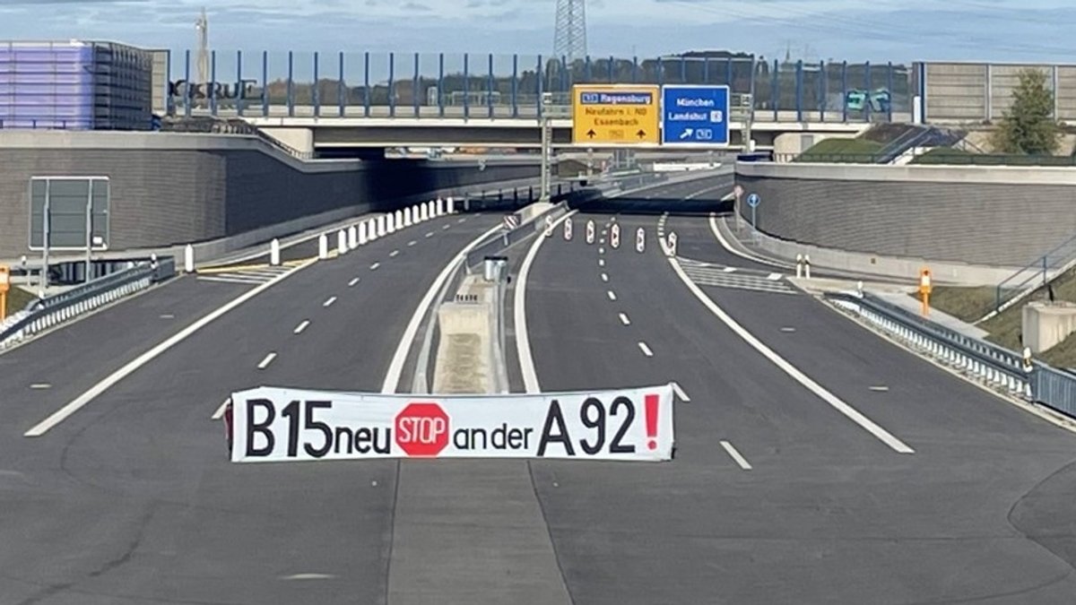Gegner der vierspurigen B15neu fordern, die Bundesstraße an der A92 enden zu lassen