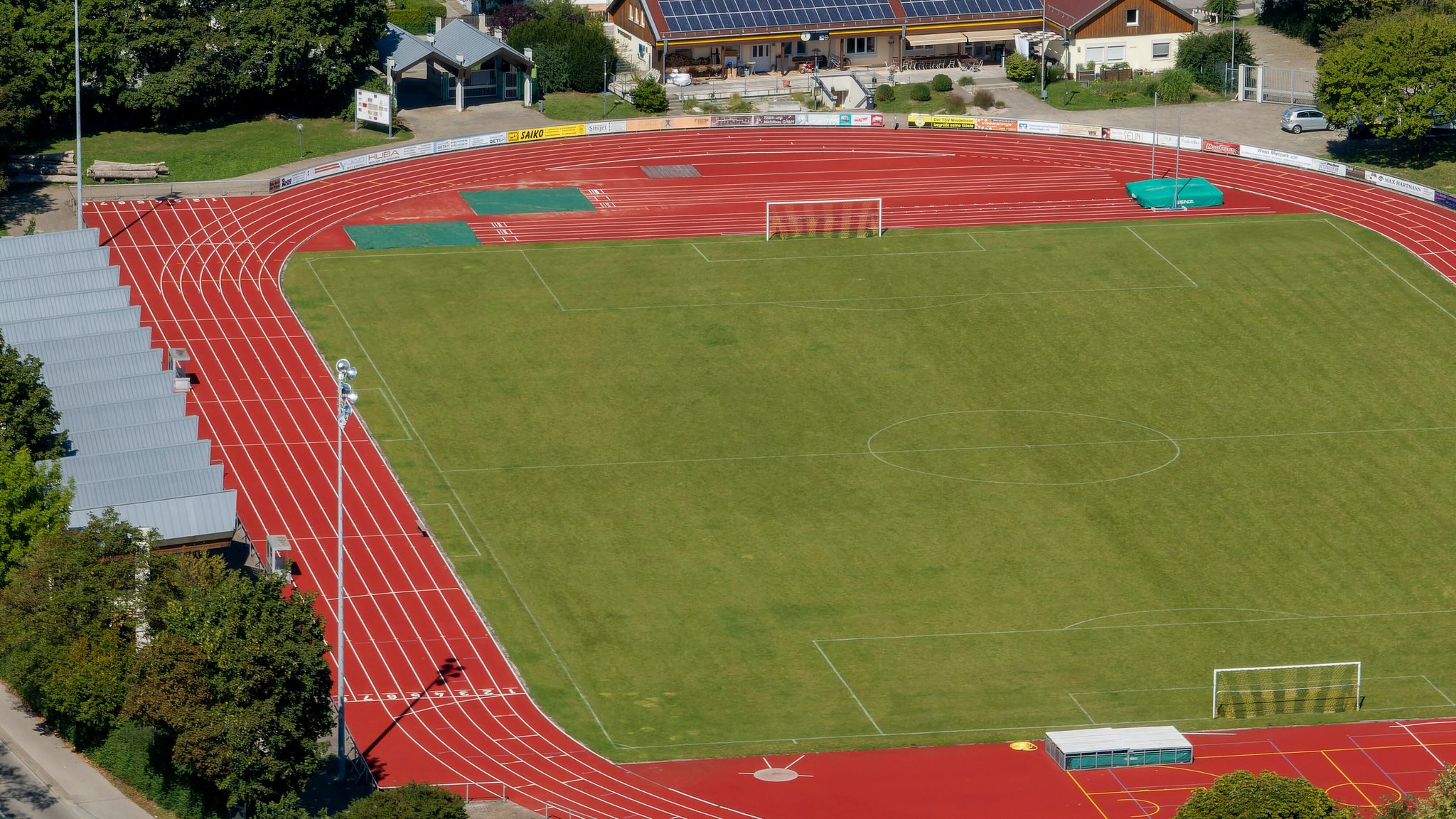 Archivbild: Leerer Fußballplatz in Mindelheim im Unterallgäu | Bild: picture alliance / M.i.S. | Bernd Feil Archivbild: Leerer Fußballplatz in Mindelheim im Unterallgäu