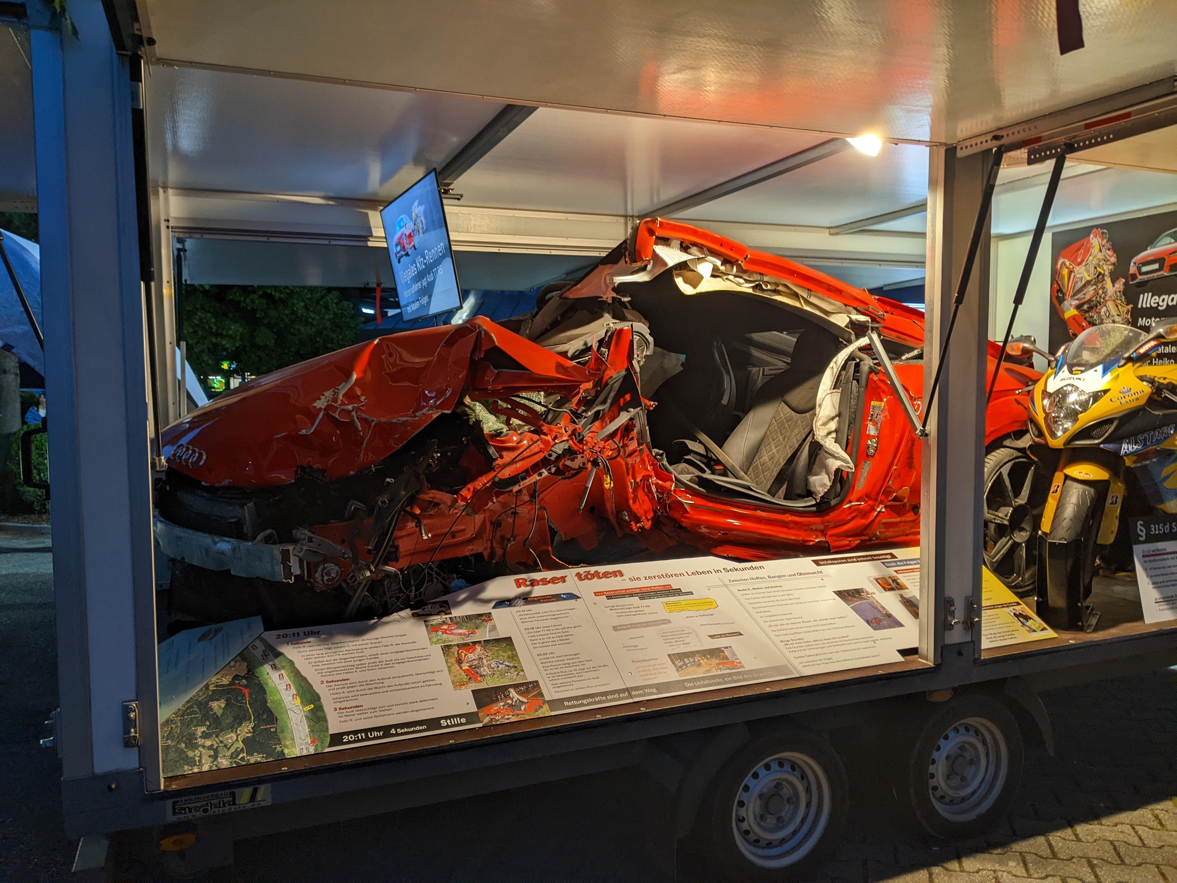Ein zerstörtes Unfallauto wird bei einer Präventionsveranstaltung der Polizei in Kolbermoor gezeigt 