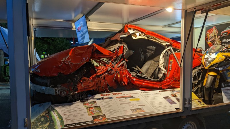 Ein zerstörtes Unfallauto wird bei einer Präventionsveranstaltung der Polizei in Kolbermoor gezeigt | Bild: BR/Julia Binder Ein zerstörtes Unfallauto wird bei einer Präventionsveranstaltung der Polizei in Kolbermoor gezeigt