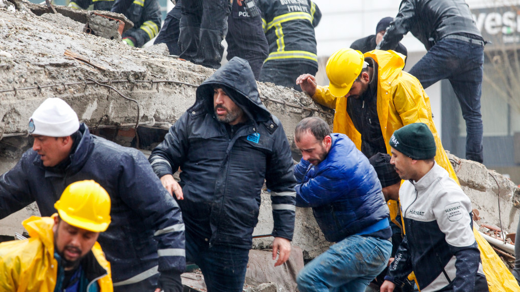 Helfer suchen nach dem Erdbeben im türkischen Gaziantep nach Verletzten und Vermissten, aufgenommen am 06.02.23.