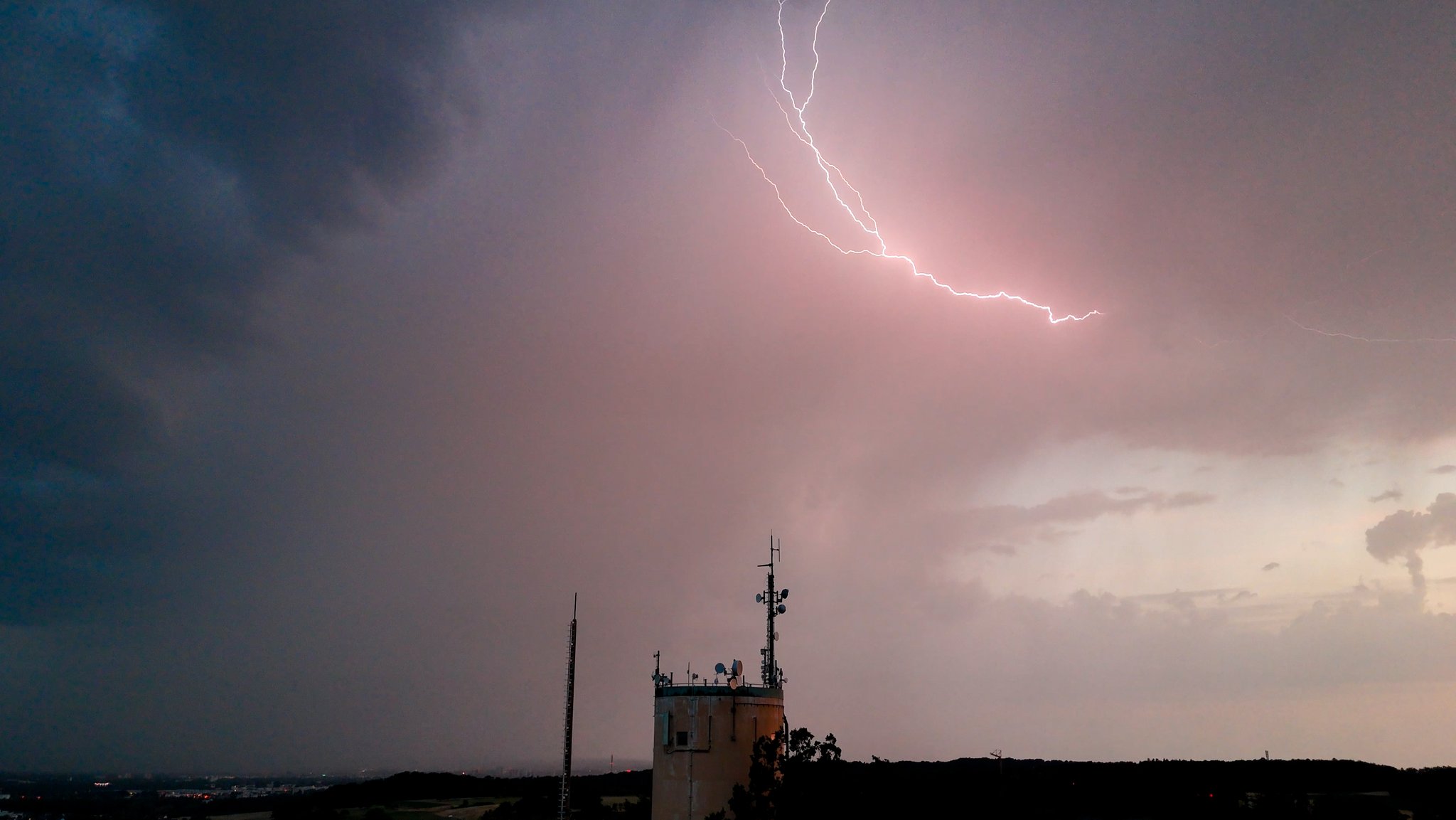 Heftige Gewitter ziehen über Marloffstein in Mittelfranken hinweg (29.06.2026) | Bild: NEWS5 / Lars Haubner Heftige Gewitter ziehen über Marloffstein in Mittelfranken hinweg (29.06.2026)