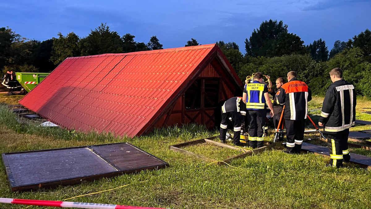 Beim Einsturz einer Holzhütte bei einem Unwetter in Mittelfranken sind 14 Menschen verletzt worden.