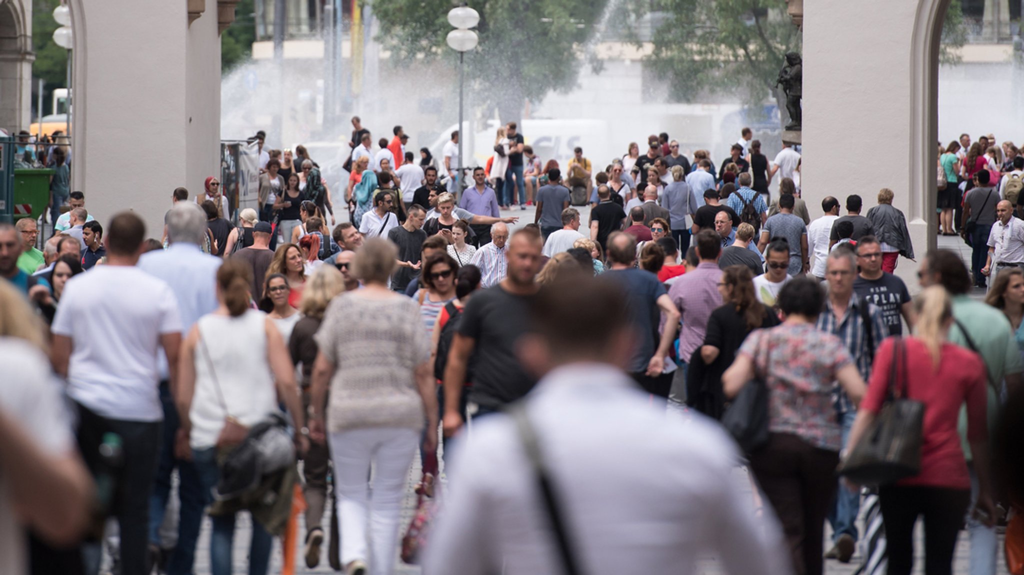 Viele Menschen laufen in einer Fußgängerzone