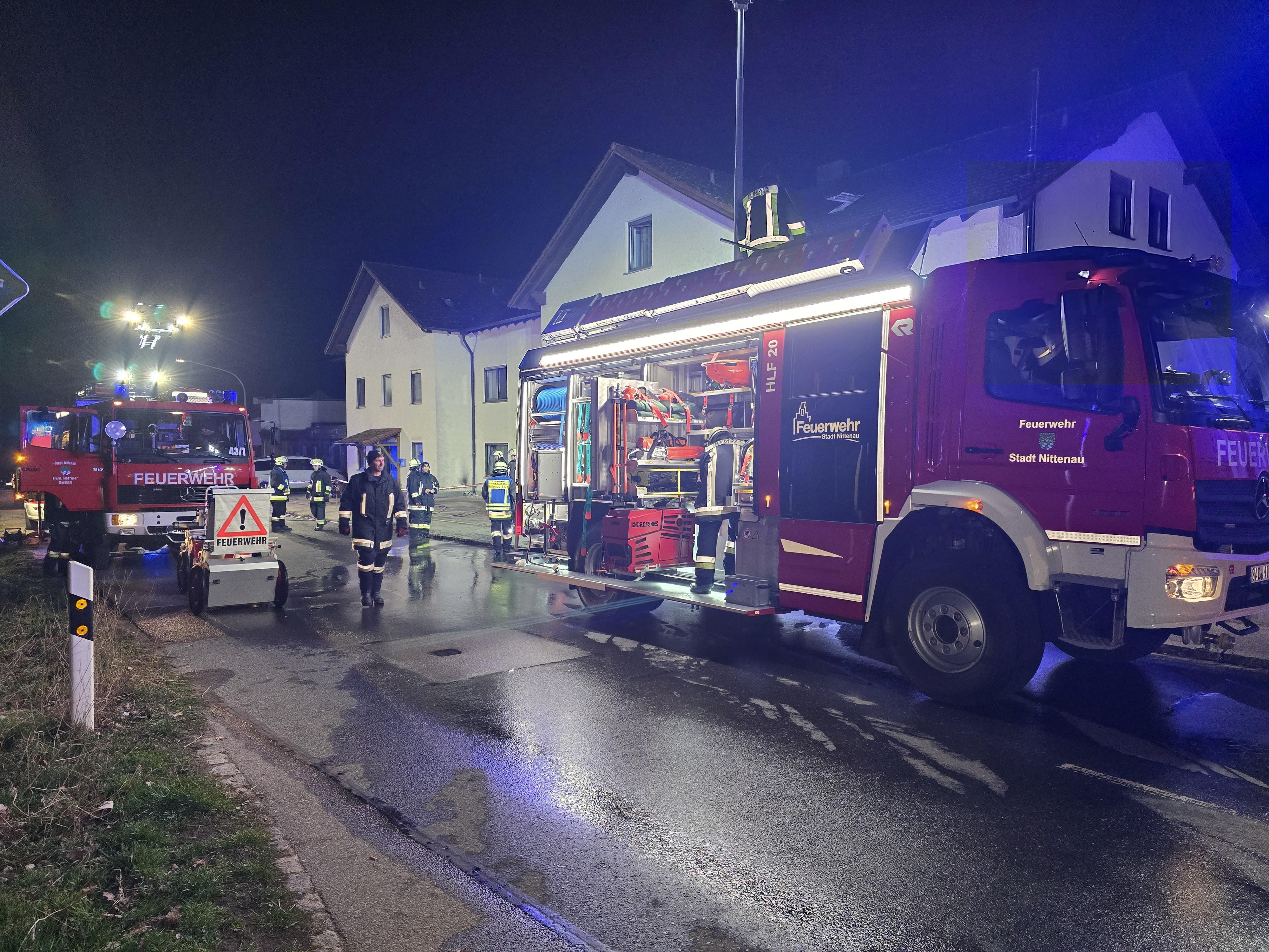 Feuerwehrautos stehen vor einem Wohnkomplex in Nittenau, in dem es am Donnerstag gebrannt hat.