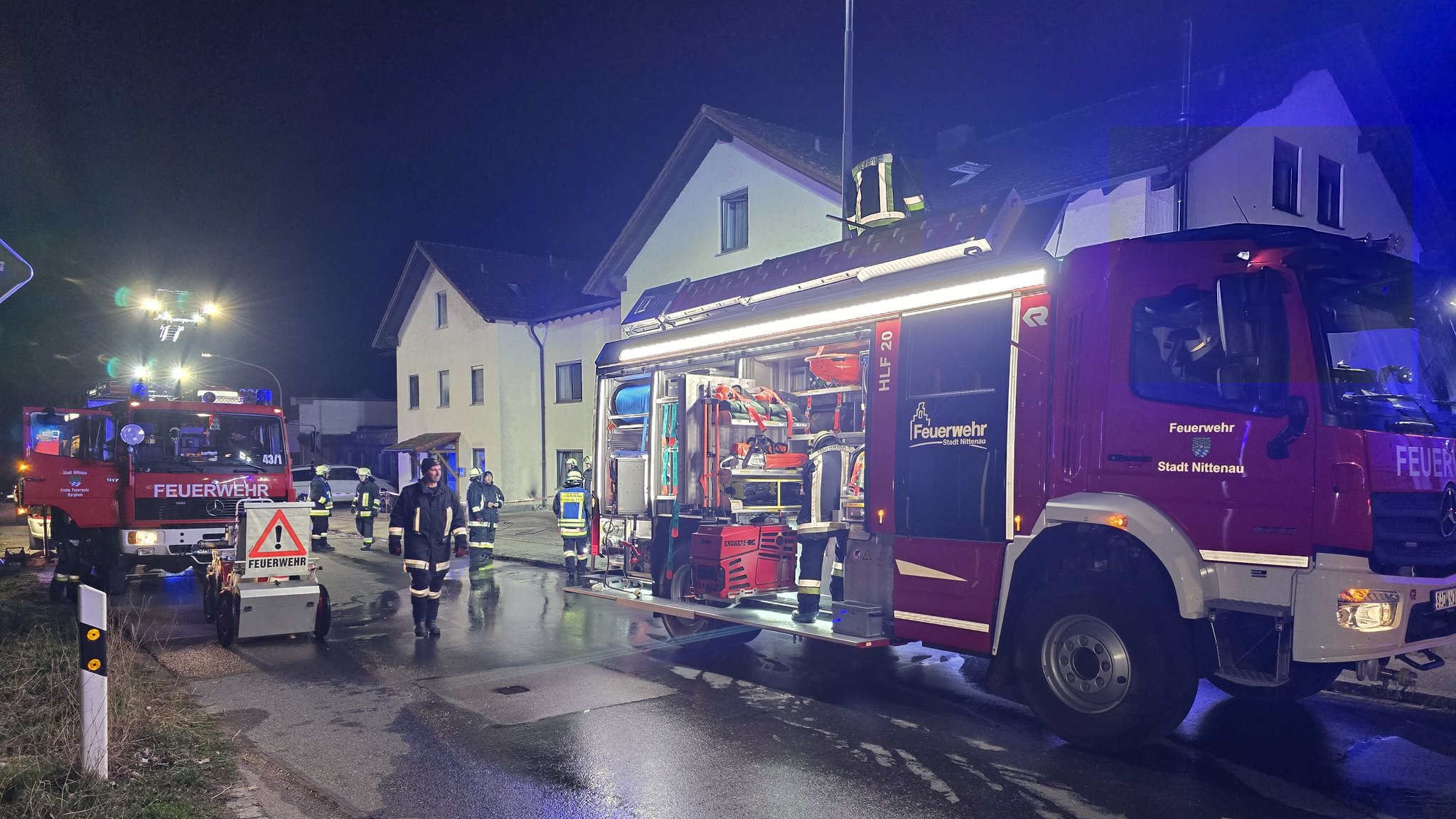 Feuerwehrautos stehen vor einem Wohnkomplex in Nittenau, in dem es am Donnerstag gebrannt hat.