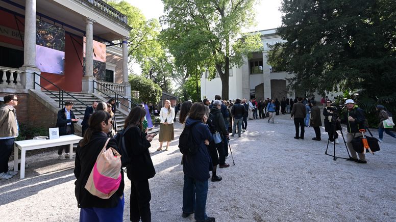 Besucher in Venedig vor dem deutschen Pavillon der Biennale | Bild:picture alliance/dpa | Felix Hörhager