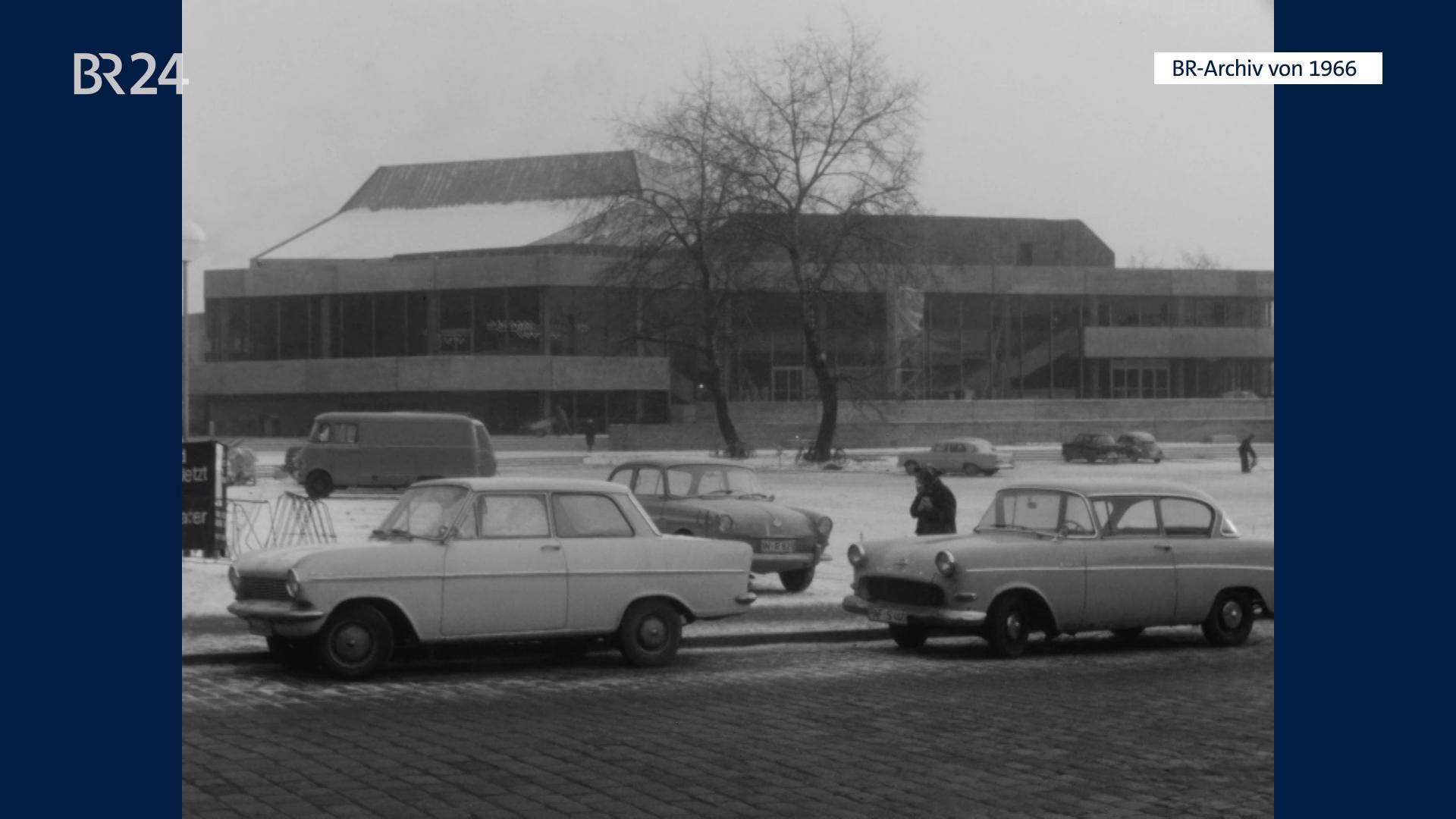 Stadttheater Ingolstadt hinter parkenden Autos.
