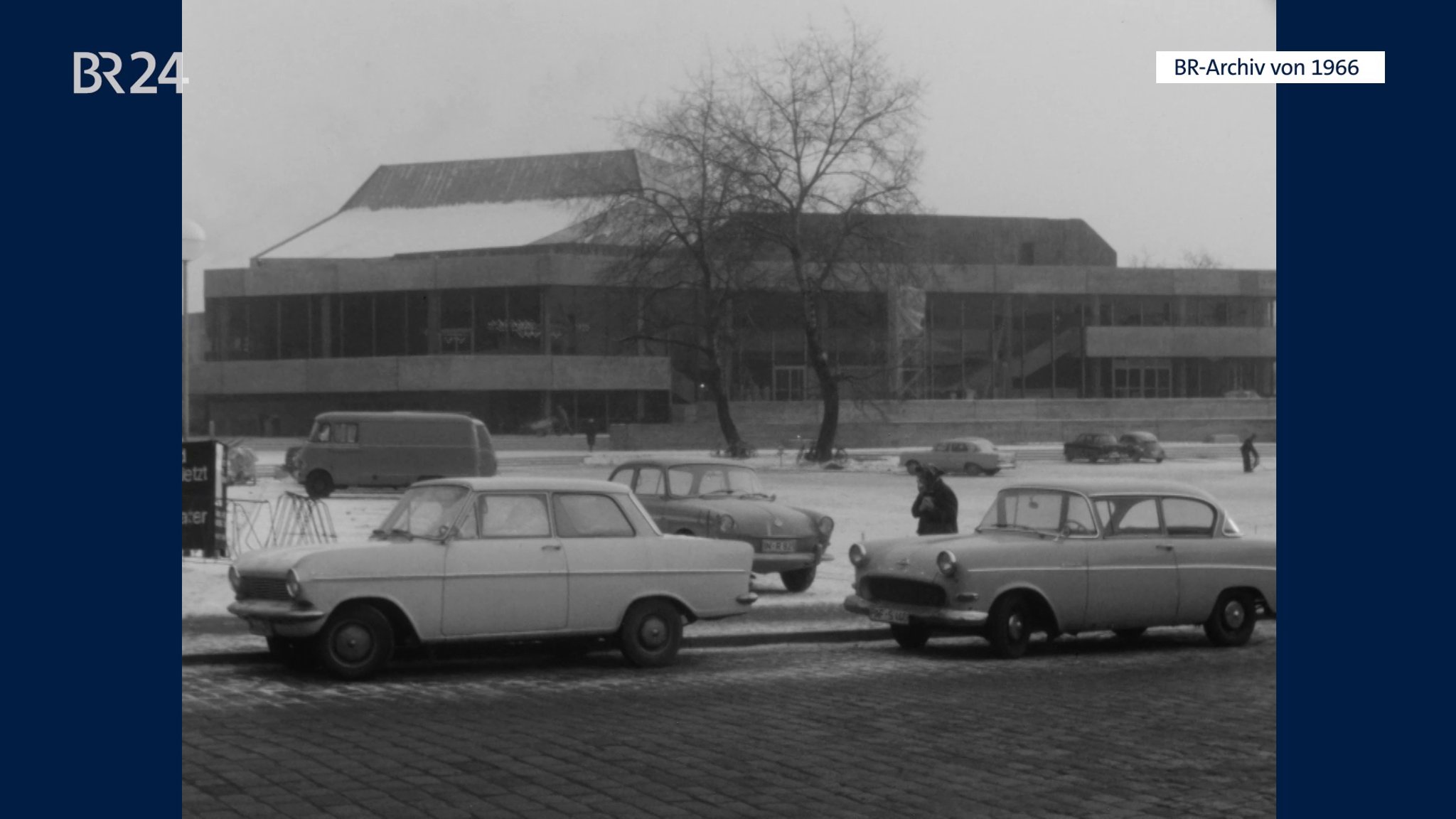 Stadttheater Ingolstadt hinter parkenden Autos.