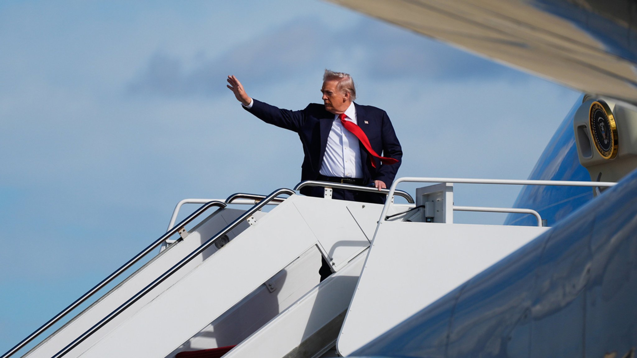 31.10.2025: US-Präsident Donald Trump winkt beim Einsteigen in die Air Force One auf dem Stützpunkt Joint Base Andrews auf dem Weg nach Florida