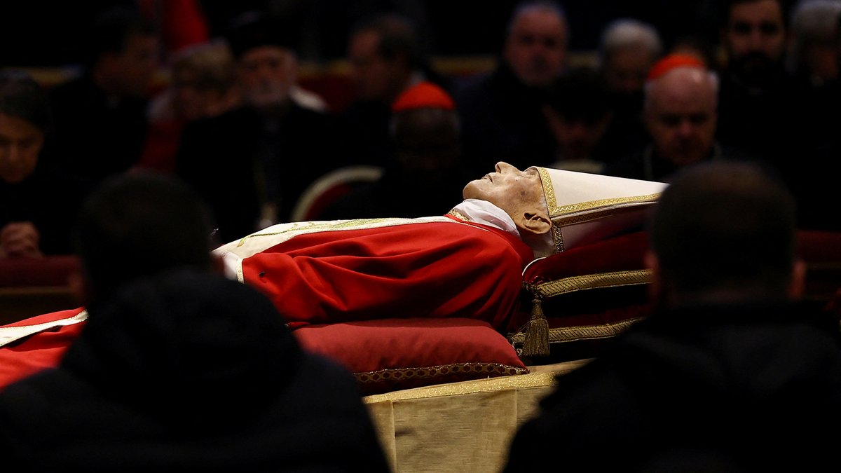 Der aufgebahrte Leichnam von Benedikt XVI. im Petersdom