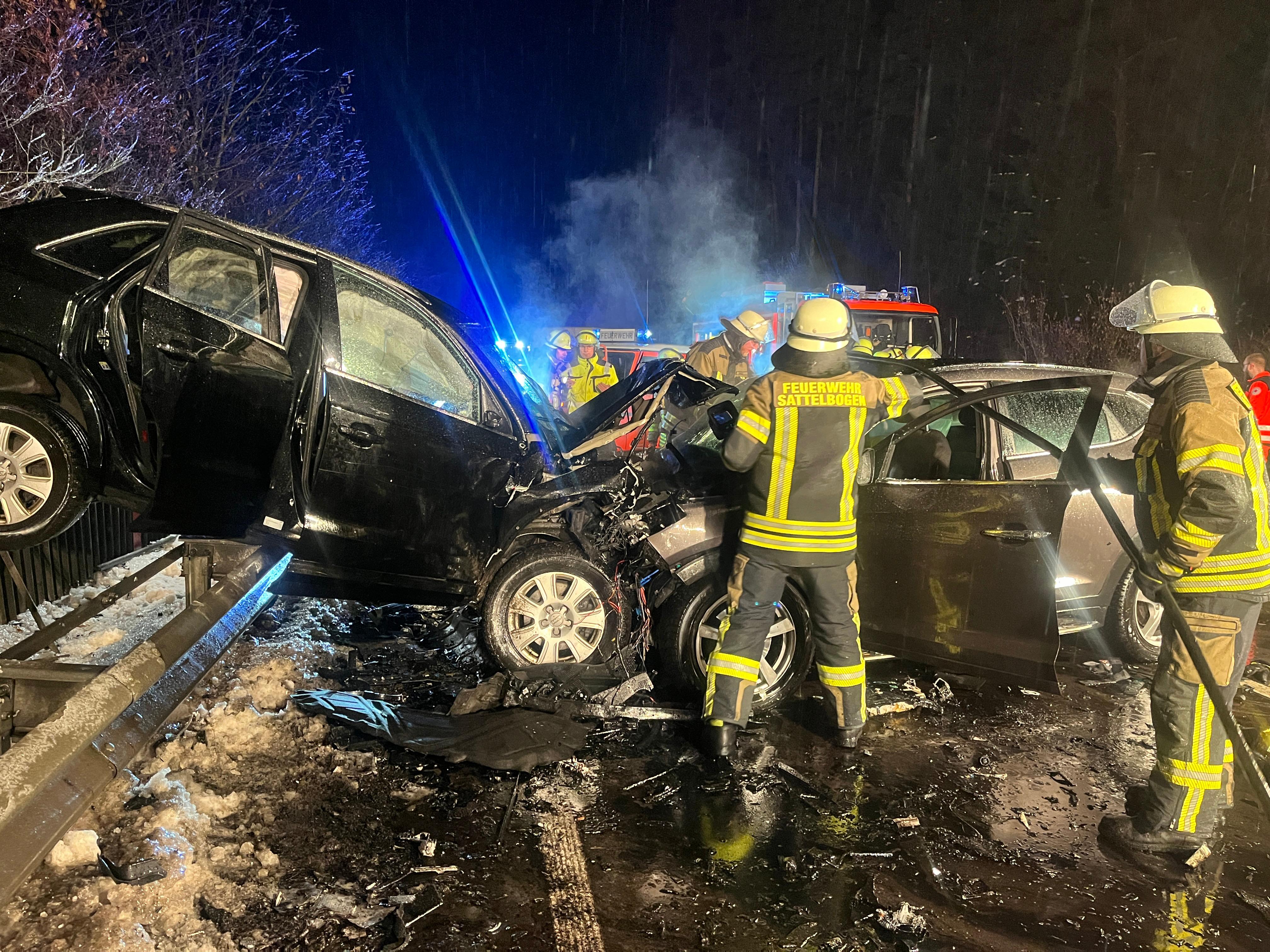 Zwei Menschen Nach Unfall Gestorben - Fünf Schwerverletzte | BR24