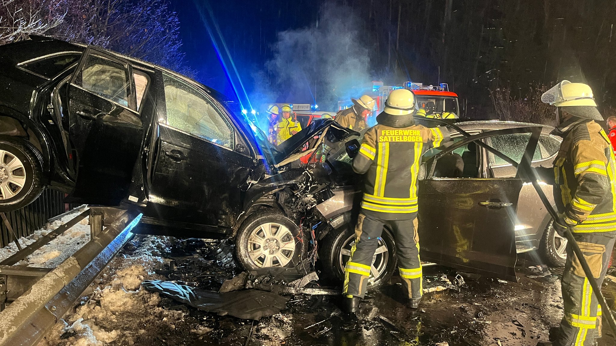 Bei dem schweren Verkehrsunfall kam das Heck des Unfallverursachers auf der Leitplanke zum Stehen. 