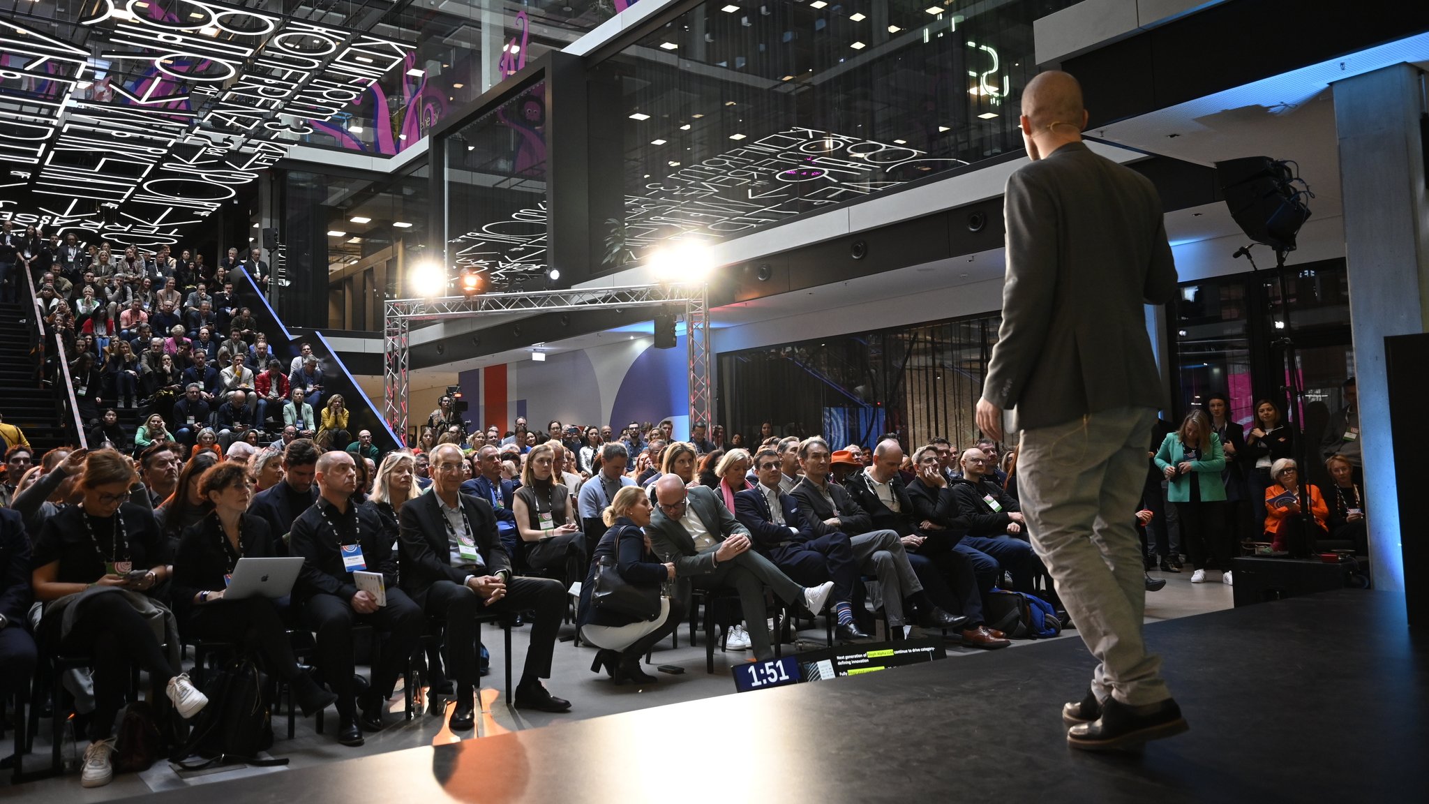 Aleph Alpha-Gründer Jonas Andrulis auf einer Tech-Konferenz