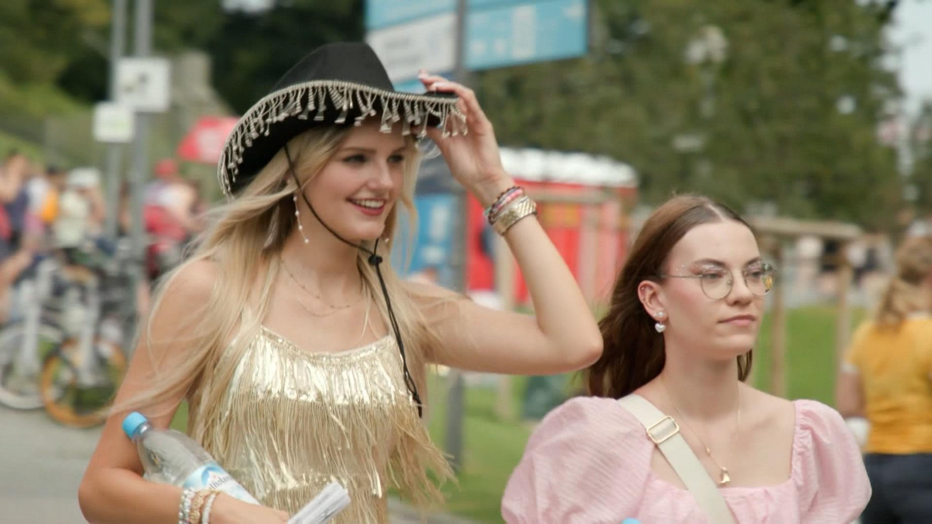 Taylor-Swift-Konzert - Fans feiern im Münchner Olympiapark