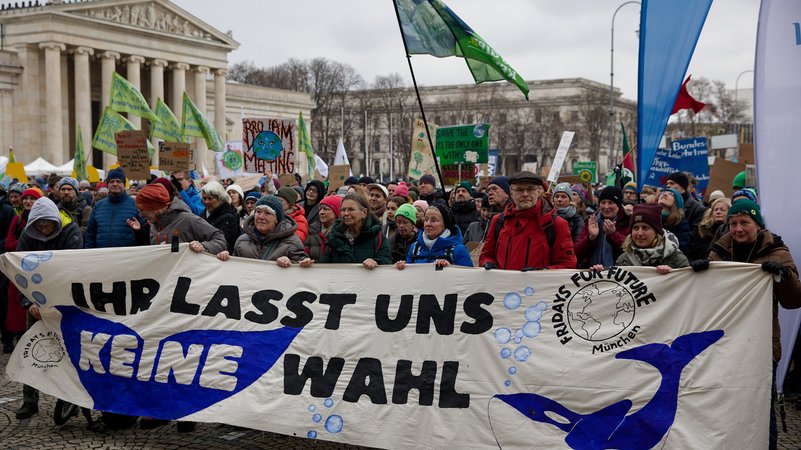 Demonstranten tragen ein Banner mit der Aufschrift "Ihr lasst uns keine Wahl" während einer Fridays for Future-Kundgebung auf dem Münchner Königsplatz. | Bild: dpa-Bildfunk/Tizian Gerbing Demonstranten tragen ein Banner mit der Aufschrift "Ihr lasst uns keine Wahl" während einer Fridays for Future-Kundgebung auf dem Münchner Königsplatz.